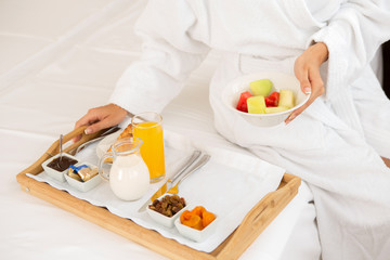 Obraz na płótnie Canvas Breakfast served in hotel bed