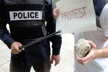 Police control violence in protest, arrest and suppress violence Handcuffing the accused Promoter.