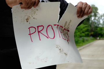 Police control violence in protest, arrest and suppress violence Handcuffing the accused Promoter.