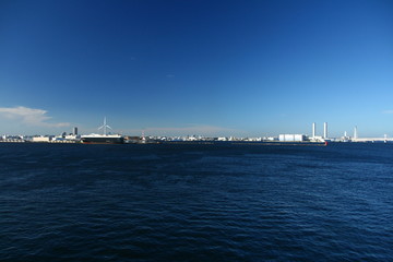 横浜港　さわやかな青の風景