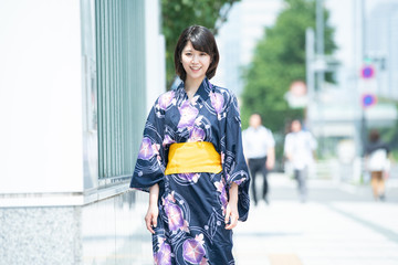 浴衣姿の若い女性