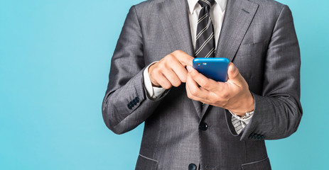 スマホを持つ男性