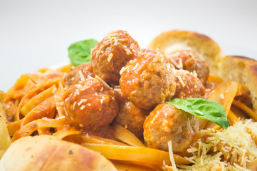 Fotografía de pastas con albondigas