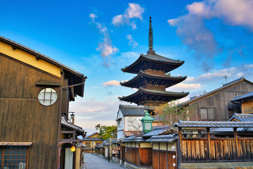 Obraz premium Pagoda Yasaka i ulica Sannen Zaka rano, Kioto, Japonia