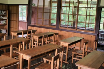 古びた校舎の教室