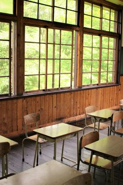 古びた校舎の教室