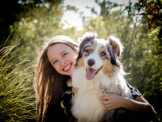 femme et son chien