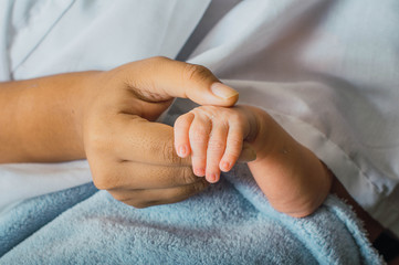 Suaves manos de bebé. Bebé recién nacido mano en la palma de su madre. La mano del niño en la...