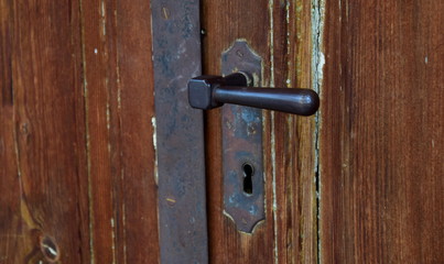 Türklinke auf alter Holztür - altertümlich - rustikal - Banner