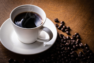 ホットコーヒーとコーヒー豆