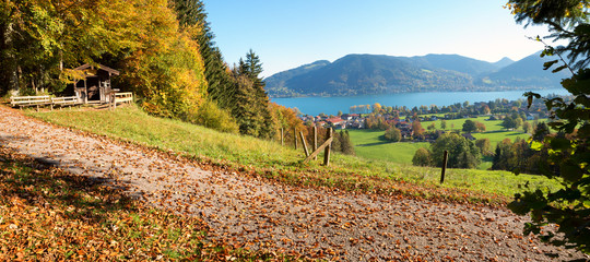 Wanderweg zum Aussichtspunkt Prinzenruhe mit Blick zum Tegernsee, Herbstlandschaft Bayern