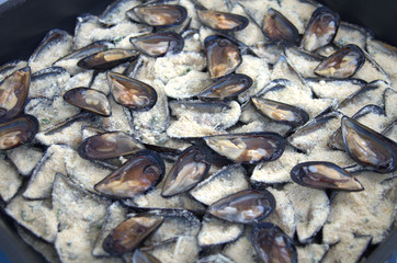 Una teglia di cozze italiane pronte per essere cucinate.