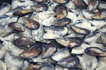 Una teglia di cozze italiane pronte per essere cucinate.