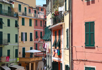 Fototapeta na wymiar The colorful buildings of Vernazza, Cinque Terre town on the Italian coastline