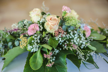 Obraz na płótnie Canvas Beautiful wedding flowers on table