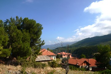 Fototapeta na wymiar Macédoine du Nord : Village de Trpejca et vue sur le lac (région d’Ohrid)