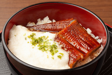 うなとろ丼