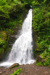 cascata in montagna foresta pluviale, tropici