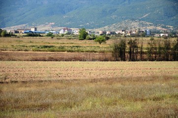 Fototapeta premium Macédoine du Nord : Vues aériennes de la campagne entre Ohrid et Struga depuis une montgolfière