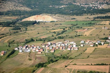 Fototapeta na wymiar Macédoine du Nord : Vues aériennes de la campagne entre Ohrid et Struga depuis une montgolfière