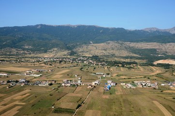 Fototapeta premium Macédoine du Nord : Vues aériennes de la campagne entre Ohrid et Struga depuis une montgolfière