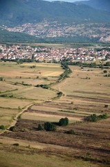 Fototapeta premium Macédoine du Nord : Vues aériennes de la campagne entre Ohrid et Struga depuis une montgolfière