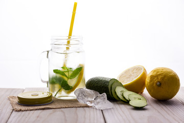 Bebida Detox de pepino, limón y menta