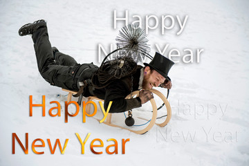 Grußkarte für Happy New Year, Schornsteinfeger in Arbeitskleidung auf Holzschlitten im Schnee