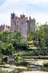 Fototapeta premium Montreuil-Bellay. Le château et rivière le Thouet. Maine-et-Loire. Pays de Loire 