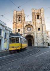 Naklejka na ściany i meble Tranvía en la catedral de Lisboa, Portugal