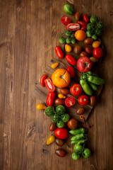 Obraz na płótnie Canvas Fresh ripe and green tomatoes top view