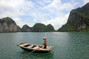 Fototapeta na wymiar Halong bay views from Cruise, in Vietnam