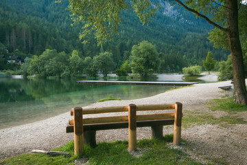 Panchina in legno nei pressi del lago di Jasna in Slovenia