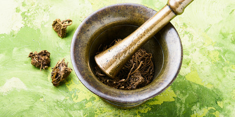Dry valerian root