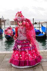 Frau mit traditioneller venezianischer Maske, Portrait, Karneval in Venedig, Venetien, Italien