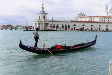 Fototapeta na wymiar Gondel, Gondelfahrt, Canale Grande, Venedig, Venetien, Italien, Europa