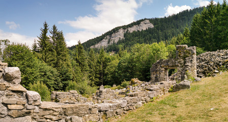 Hameau de Valchevrière et son belvédère en arrière-plan, Vercors, Isère,...