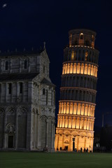 leaning tower of pisa at night 