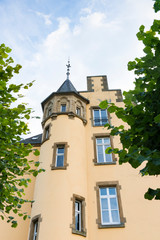 Obraz premium yellow house with wooden shutters in Sankt Goar, Germany