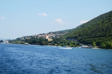 Fototapeta na wymiar Macédoine du Nord : traversée du Lac Ohrid de Lagadin vers le Monastère de Saint-Nahum