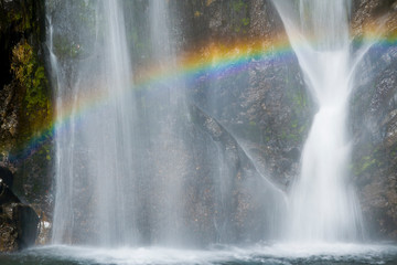 Arcoiris en una cascada de agua