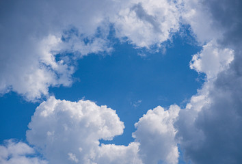 Fototapeta na wymiar Wolkenformation am blauem Himmel