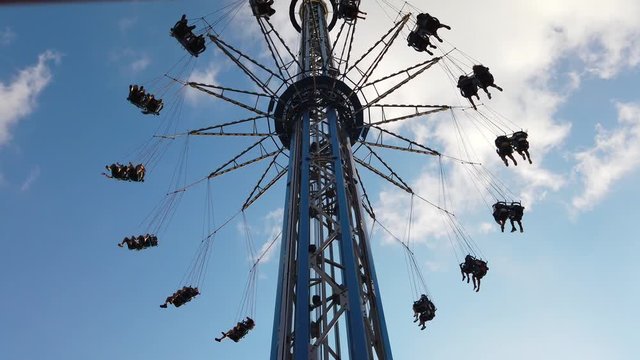 Rotating gondola mounted on a central tower