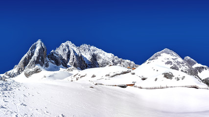 Sunny day on JaSunny day on Jade dragon snow mountain of Yunan Kunming, Chinade dragon snow mountain of Yunan Kunming, Chianese © Jiffy Photography