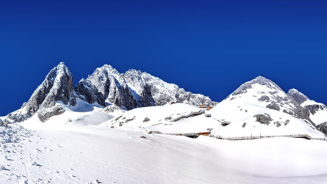 Sunny day on JaSunny day on Jade dragon snow mountain of Yunan Kunming, Chinade dragon snow mountain of Yunan Kunming, Chianese