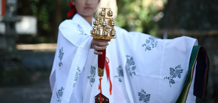 神楽鈴　巫女 楽天市場】神楽鈴 巫女鈴 特上 西型 三番叟鈴 小 本金使用 コイル式