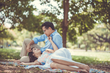 Asian couples are dating at the parks.