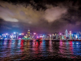 Naklejka premium Hong Kong Skyline at night with wide open aperture and short exposure