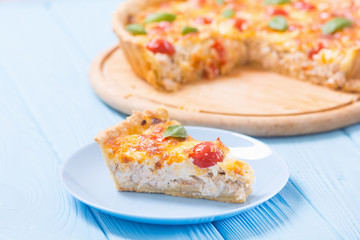 Chicken Quiche lorraine with mushrooms , tomatoes and cheese