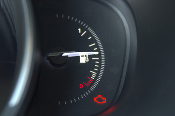 Un dettaglio del cruscotto dell'auto, l'indicatore del carburante.